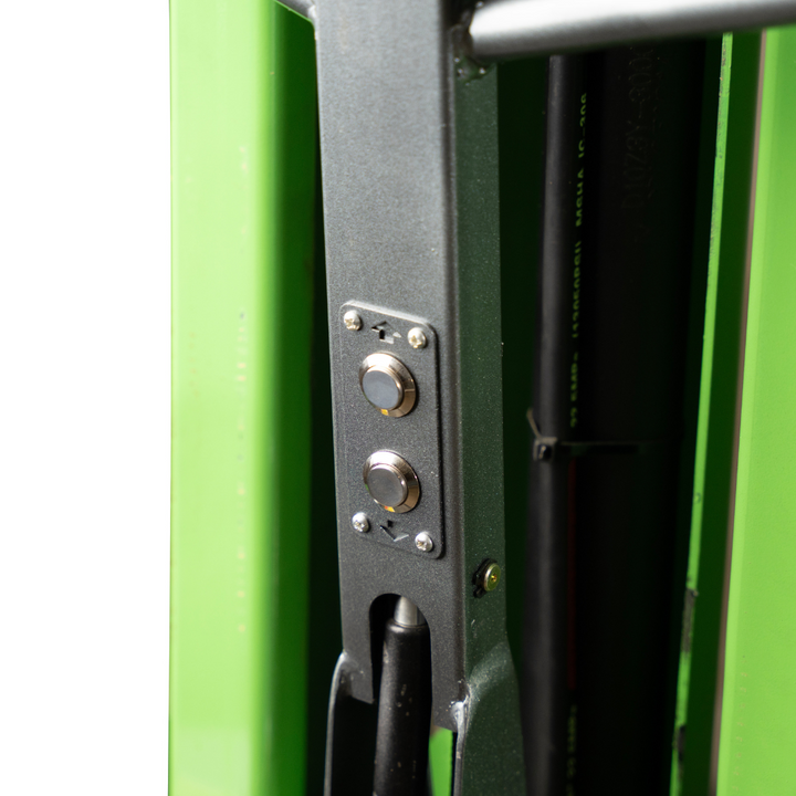 Self-lifting stacker for food and beverage distribution